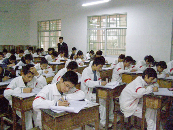  p data-id="gnywp37n0s">江西省鄱阳县第一中学(简称鄱阳一中),位于