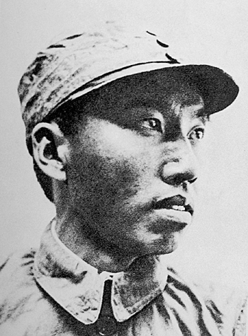 左权将军陵墓北依太行,面临清漳,建在上下有台阶相连的3个台地的最