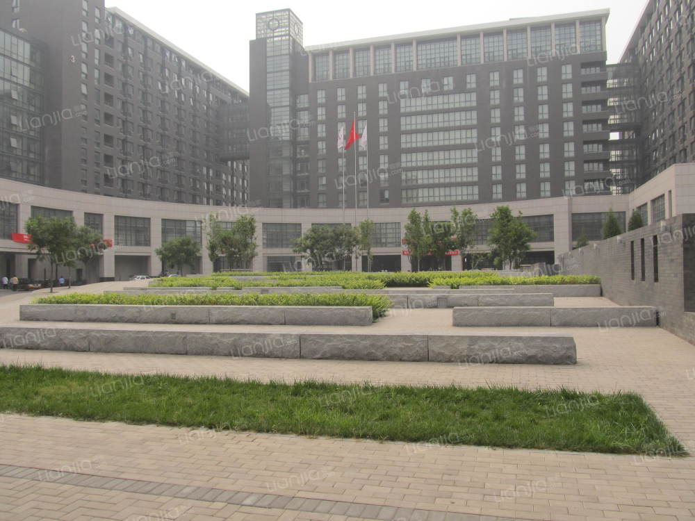 西门外有323路(盆路口—天通北苑),731路(康城南站—顺新百货服城)