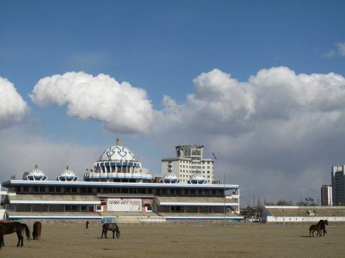  p>内蒙古赛马场位于呼和浩特市北郊,是目前亚洲规模最大的赛马场