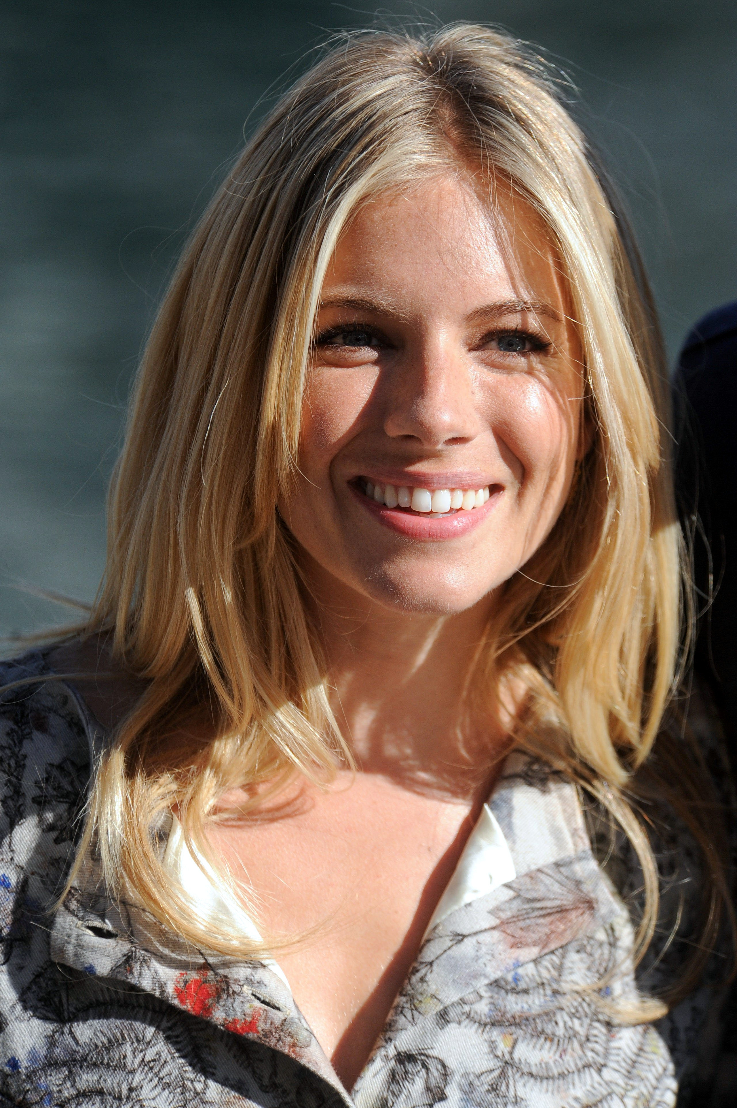  p>西耶娜·米勒(sienna miller),1981年12月28日出生于美国纽约,英美