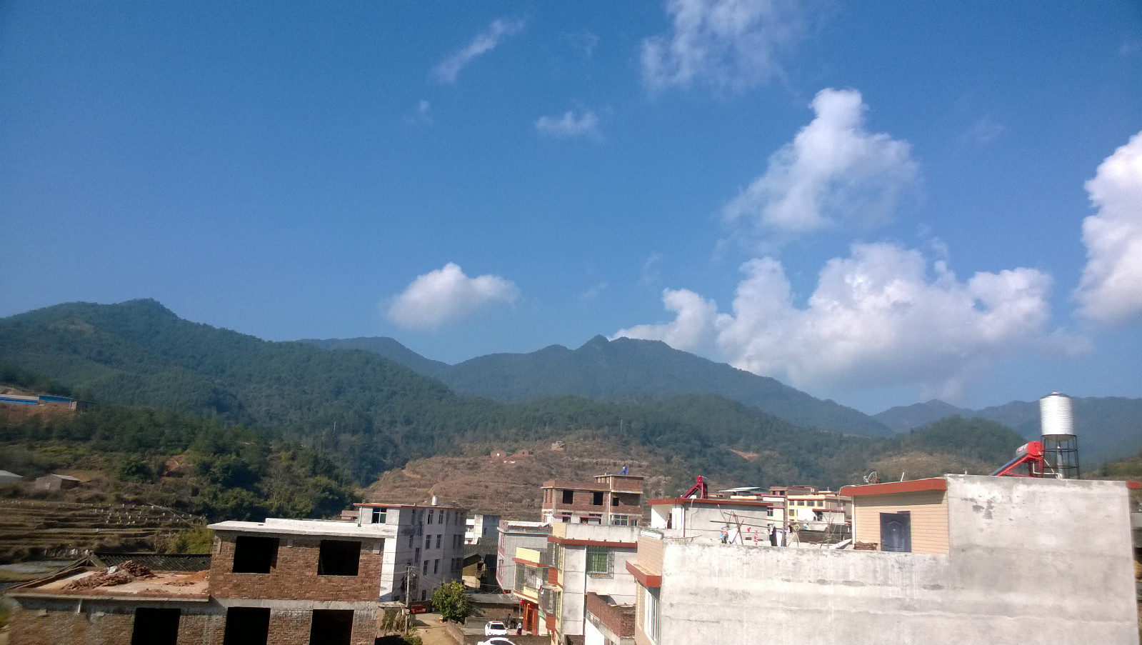  p data-id="gnx2106dcg">西华山坐落于福建省龙岩市永定县湖雷镇弼鄱