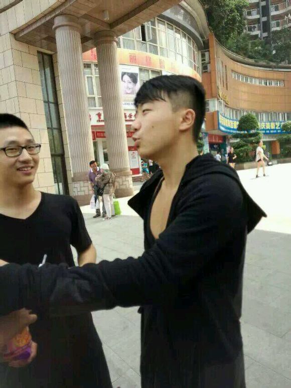  p>王栩,男,《变形计》第九季之《海阔天空》城市主人公.