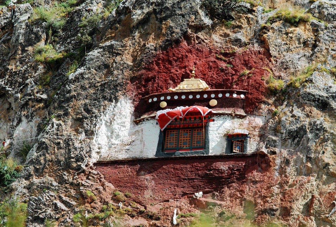  p>神仙洞,又名莲花生修行洞,位于西藏山南隆子县 a target="_blank"