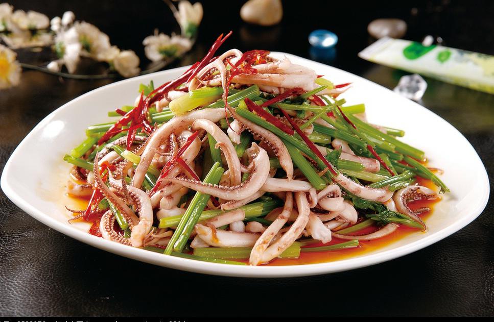 由 a target="_blank" href="/item/鱿鱼">鱿鱼 /a>须300克,芹菜等