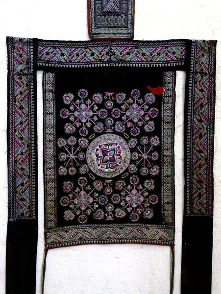 侗族"太阳花"刺绣背裙