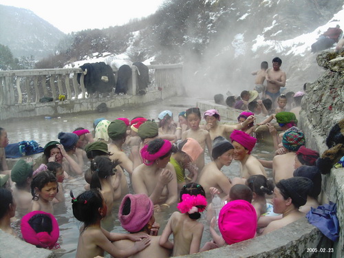 data-id="gnav819a9m">澡塘节是怒江傈僳族节日之一,也称春浴或歌会