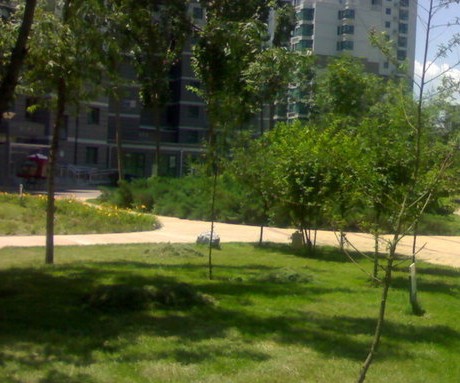 珠江峰景位于北京西四环外,长安街延长线西南侧岳各庄桥西约500米,东