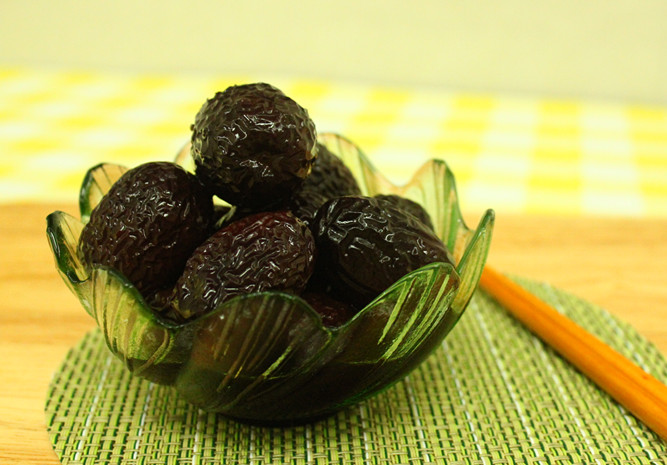  p>酒酿黑枣是一道菜品,主料是黑枣,黄酒,冰糖. /p>