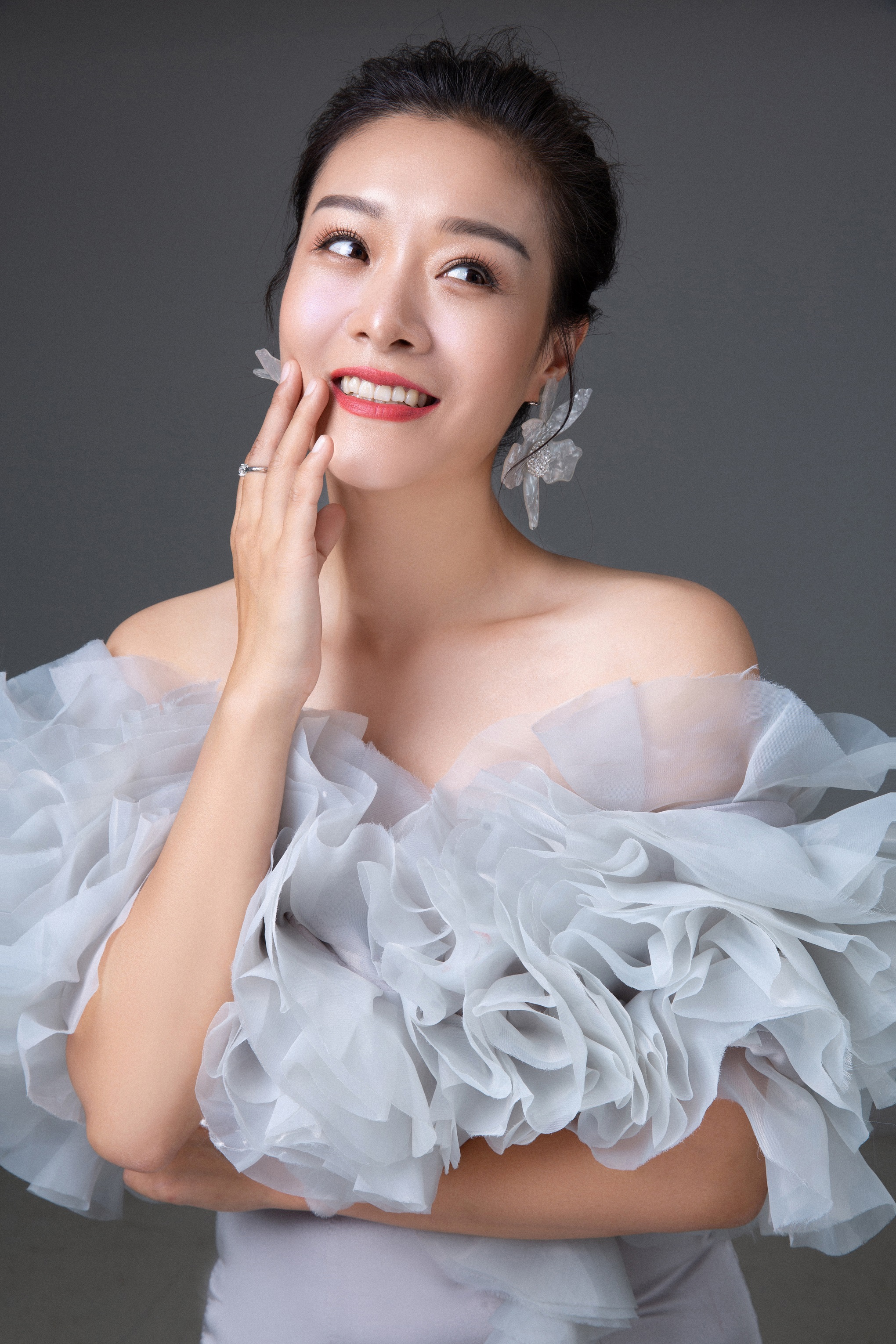 9zfzm">李思思是一名 a target="_blank" href="/item/演员/3106682"