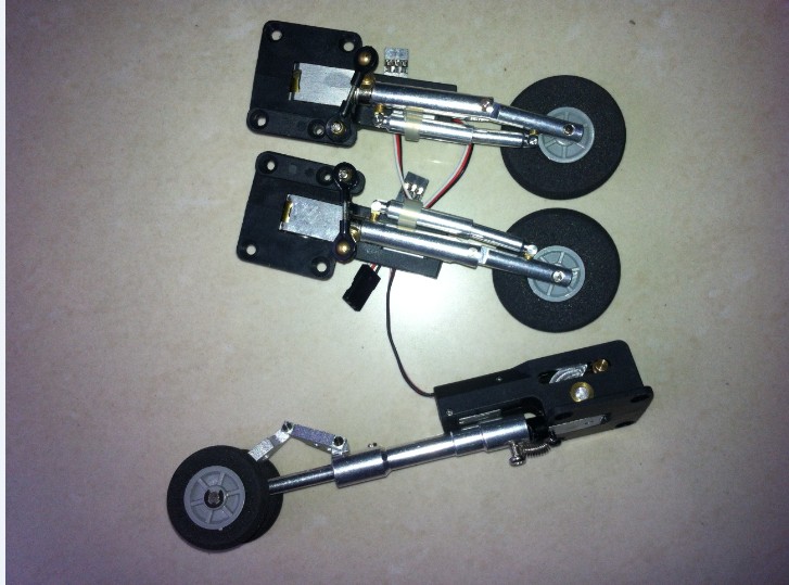 gear)飞机在起降时可收放(在飞行中可收藏于机体内)的起落装置