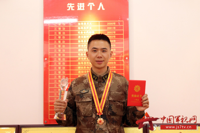 ">四川 /a>宜宾人,汉族,2006年入伍,1990年6月出生,中共党员,中尉军衔