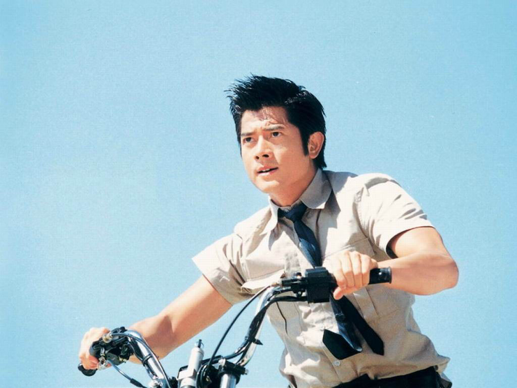 ,1965年10月26日出生于中国香港,祖籍广东东莞