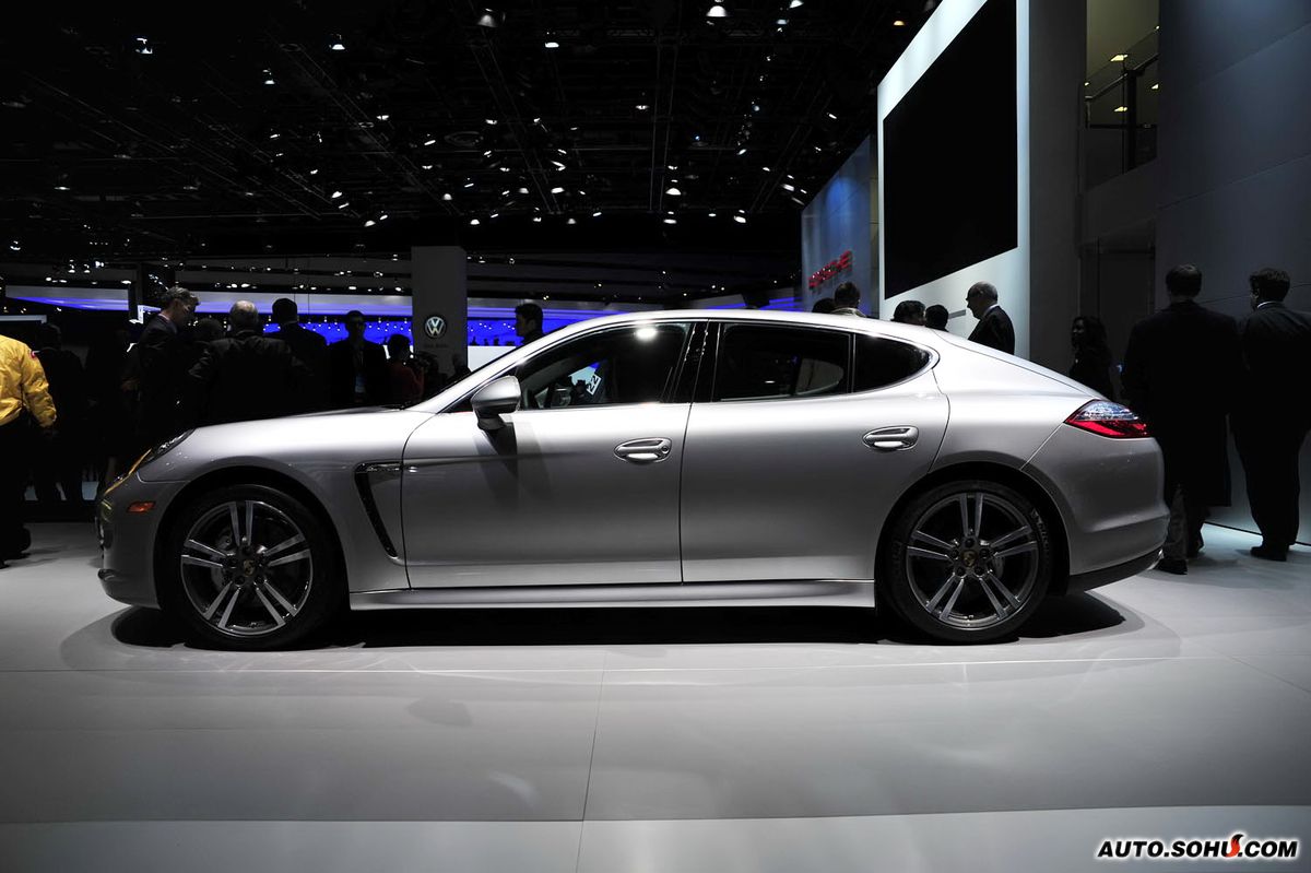  p>保时捷panamera是一款轿车,保时捷panamera车身线条圆润流畅,没有