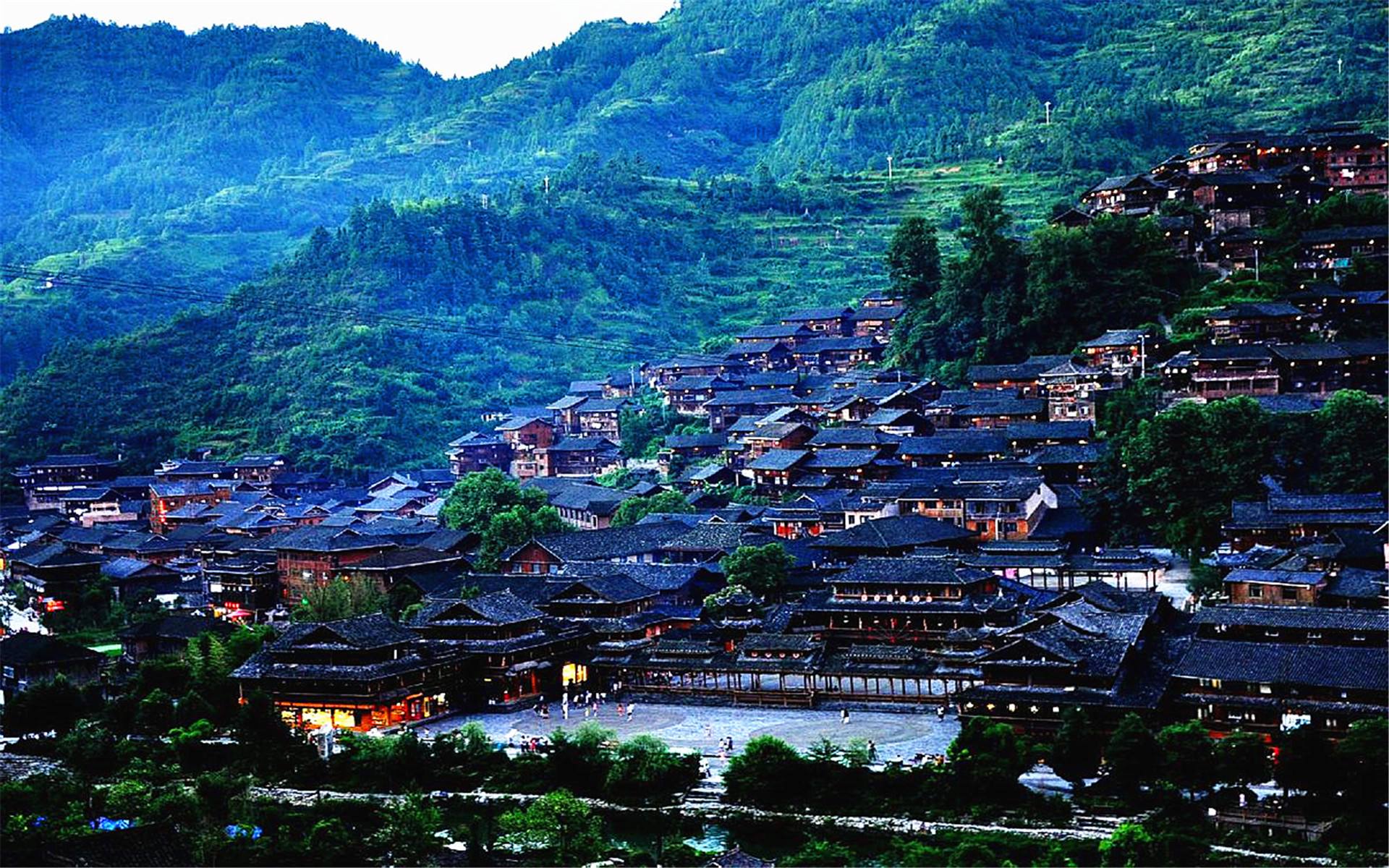 夏天国内适合去哪些地方旅游(夏天国内适合去哪些地方旅游凉快)