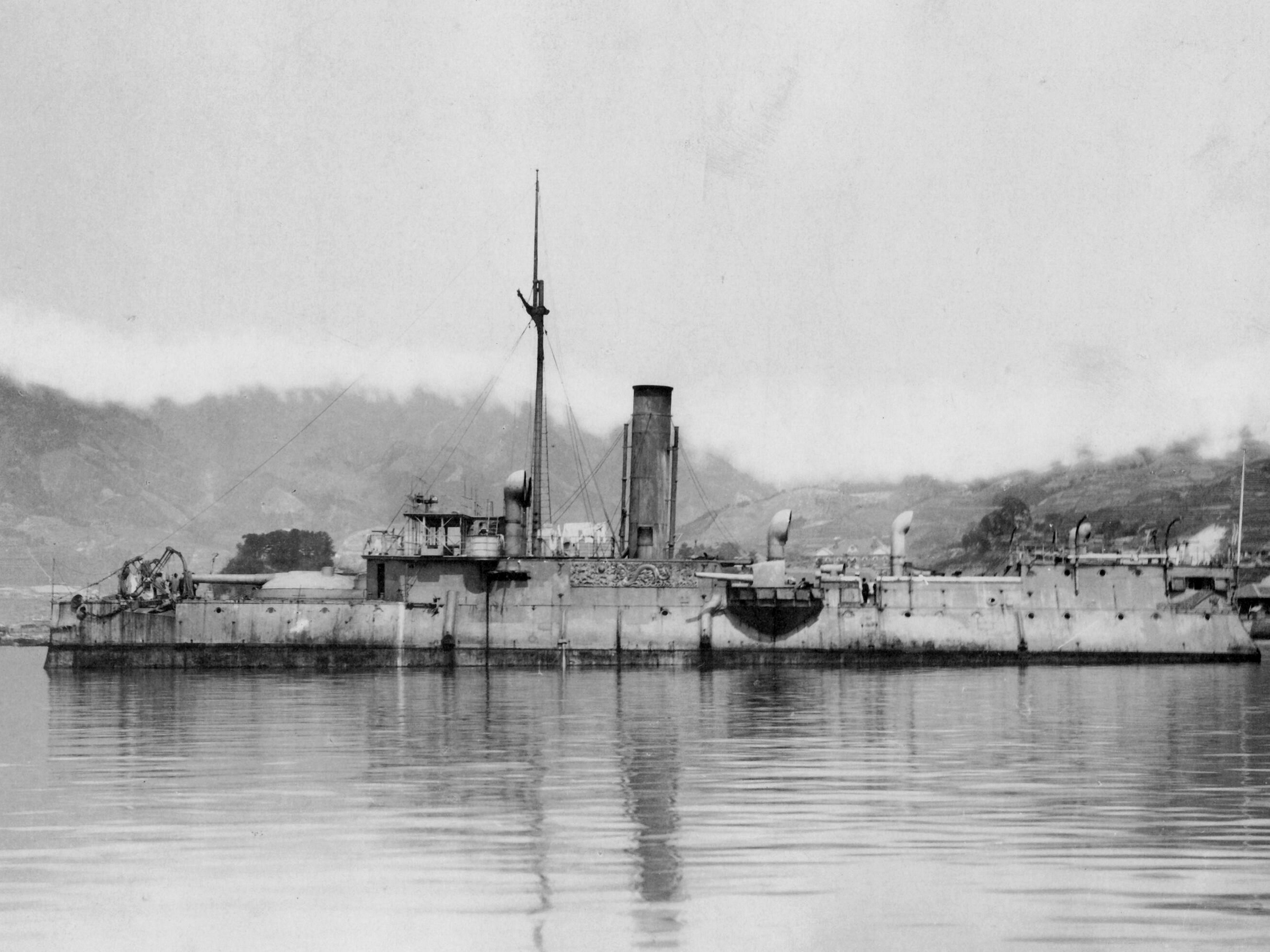 是中国清朝福州船政局参考"超勇"与"济远"和法国设计建造的全钢甲军舰