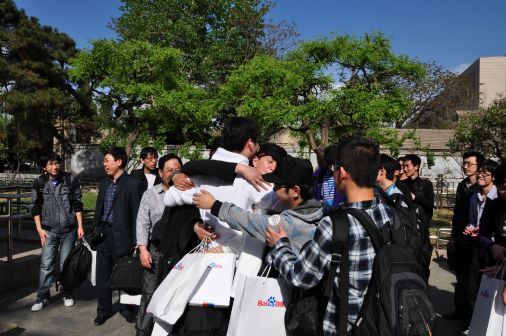 五周年聚会分开依依不舍的情景