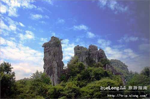  p>骆驼峰又名复岩山,位于黟县渔亭镇,据《黟县志》记载,"石峰突起