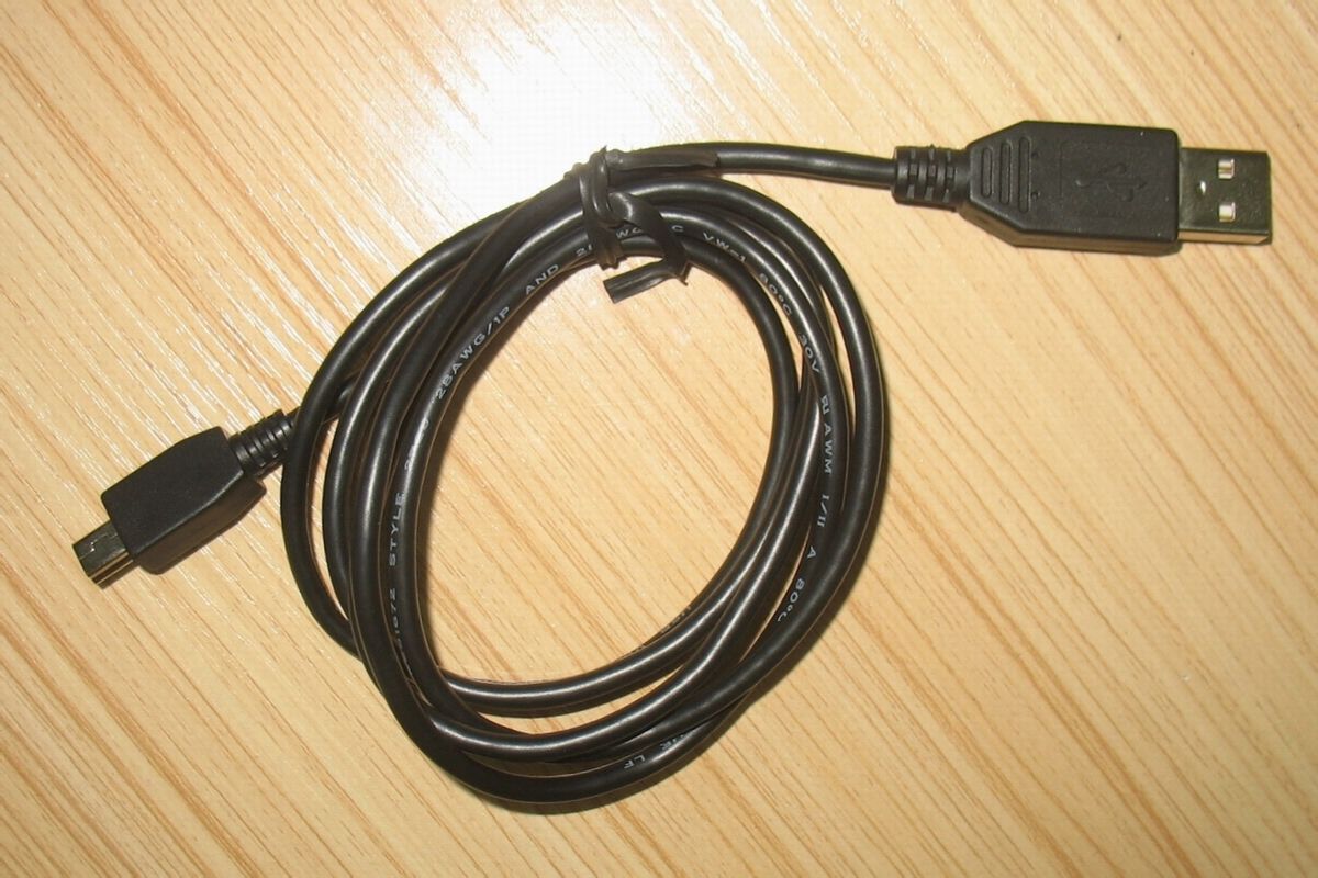  p>数据线,是连接硬盘与主板必需的组件,通常会在购买主板时附送.