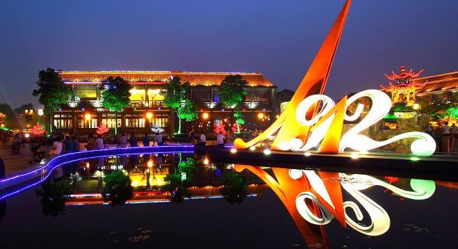  p>1912街区位于扬州南通东路的扬州,由7栋明清建筑以及一个文化广场