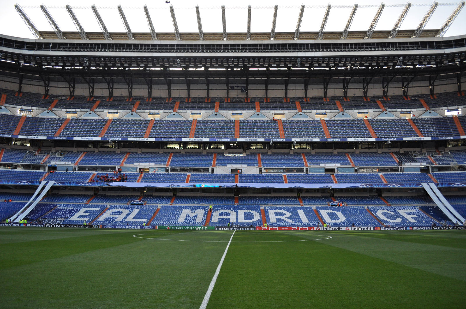  p>皇家马德里足球俱乐部(real madrid cf ,简称"皇马")是一家位于 a