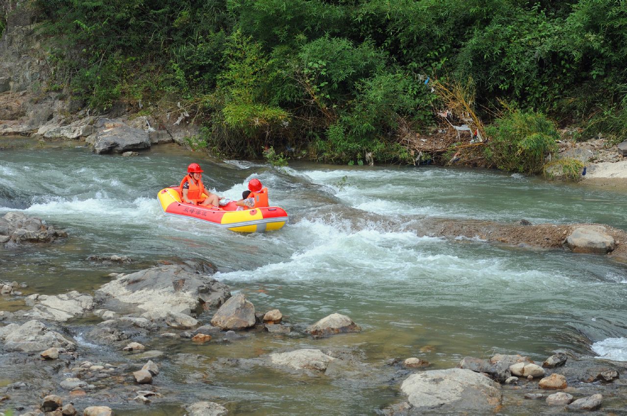  p>磐安双峰漂流,立足双峰乡现有丰富的树林,山水资源,顺生态发展,以"