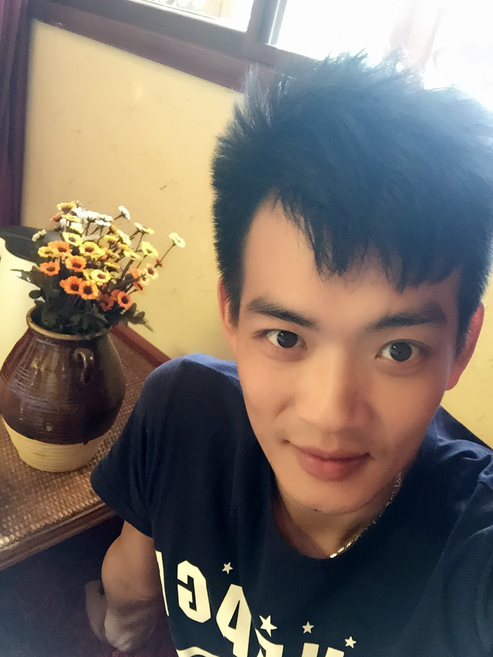  p>雷华锋,本名雷华丰,偶像作家,青年作家,演员艺人,资深媒体人,80后