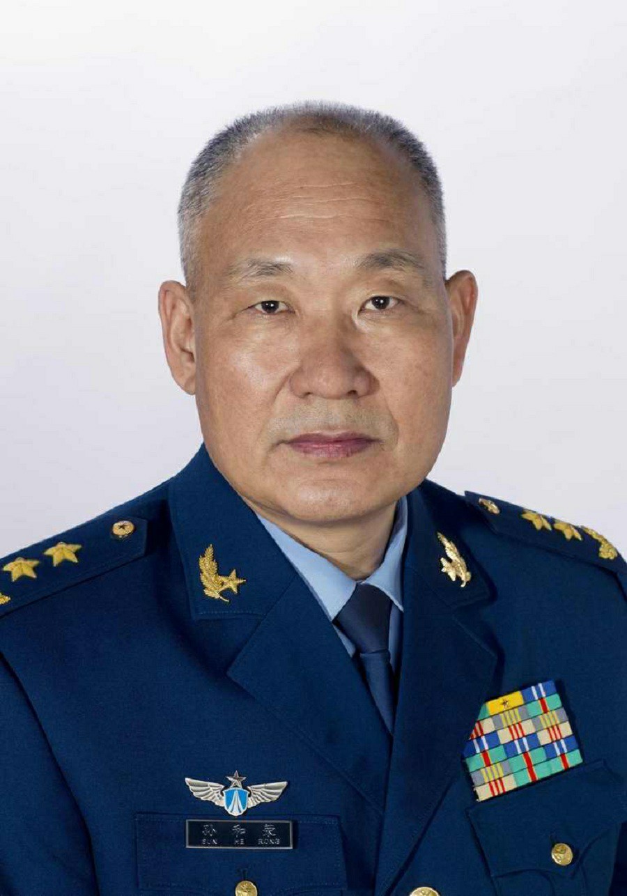 山东广饶人,毕业于空军工程大学管理科学与工程专业,工程硕士,中将