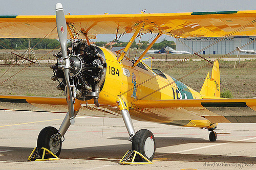  p>后三点式飞机是指的起落架的两个主轮对称地安置在飞机重心前面, a