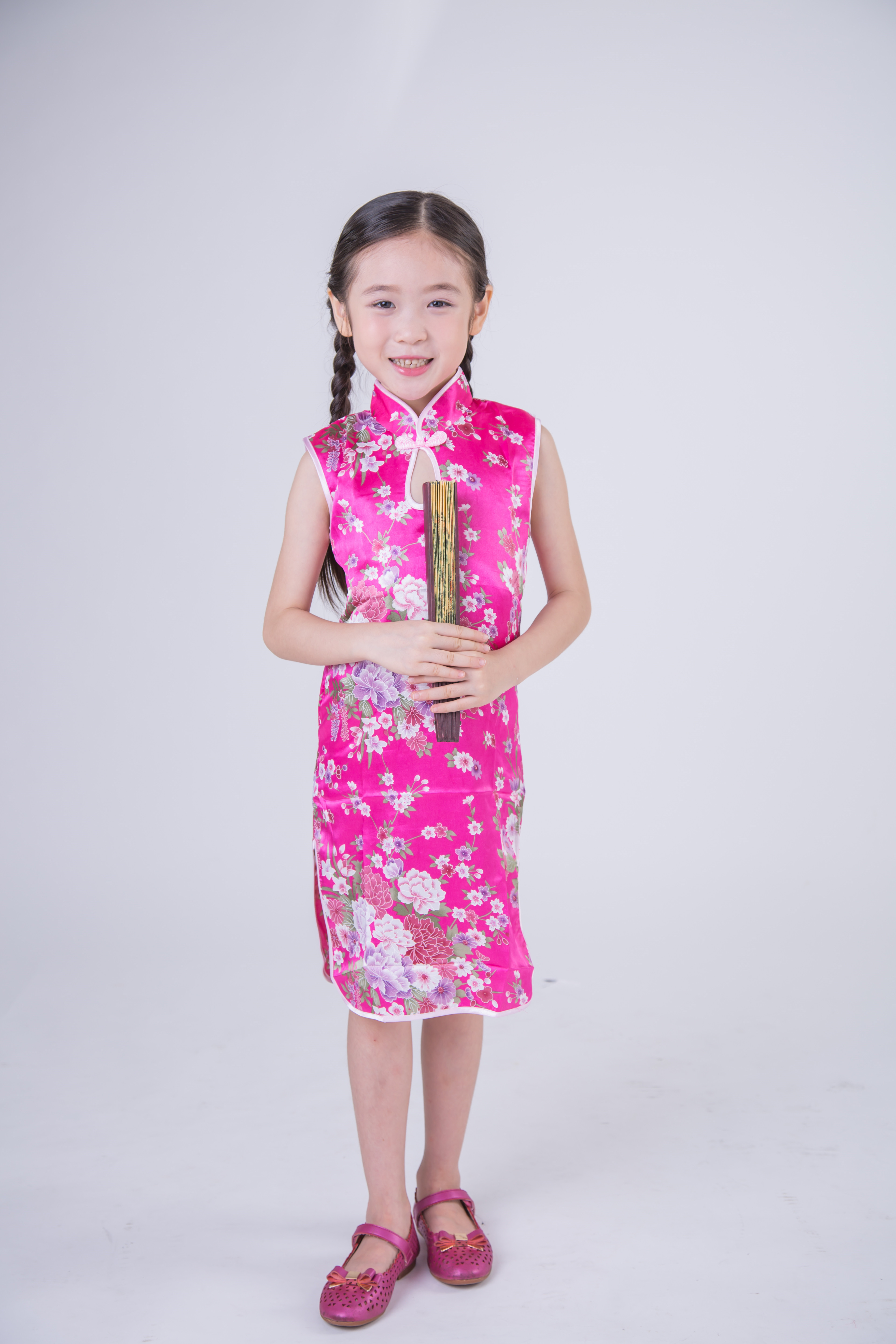  p>邓文怡,2009年11月14日出生于香港,童星,中国香港女歌手.