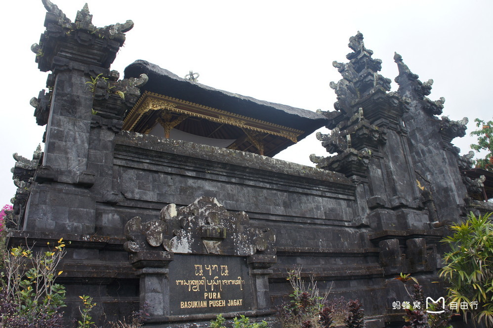 布撒基寺(besakih)位于巴厘岛的东北部,海拔