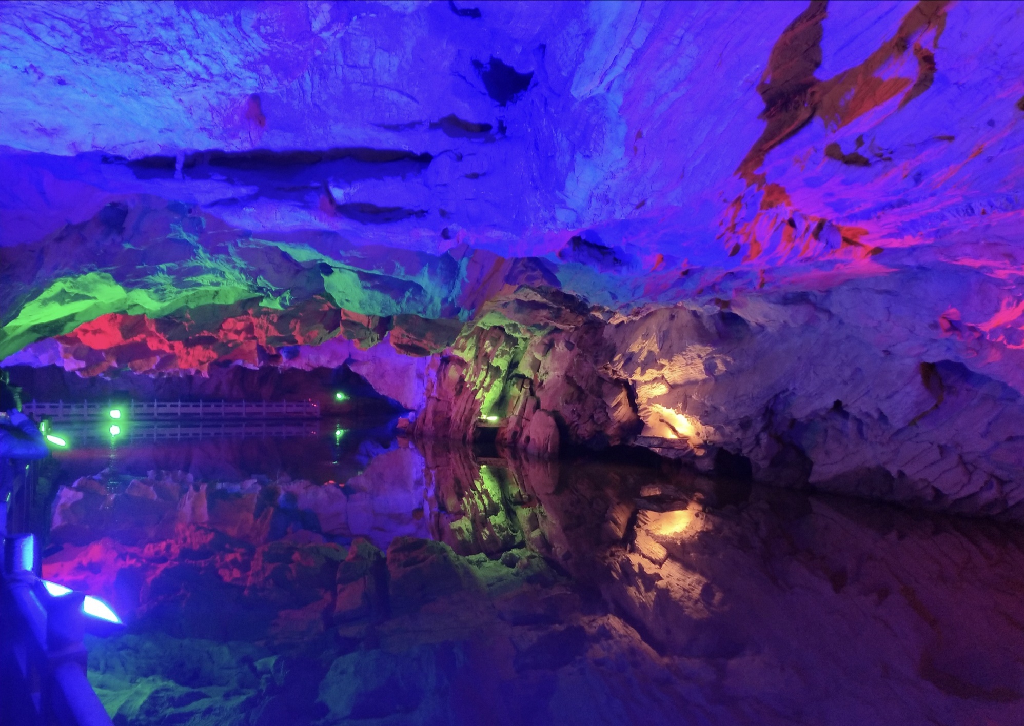  p data-id="gnxacnn10a">奇梁洞位于凤凰古城以北的奇梁桥乡,吉凤