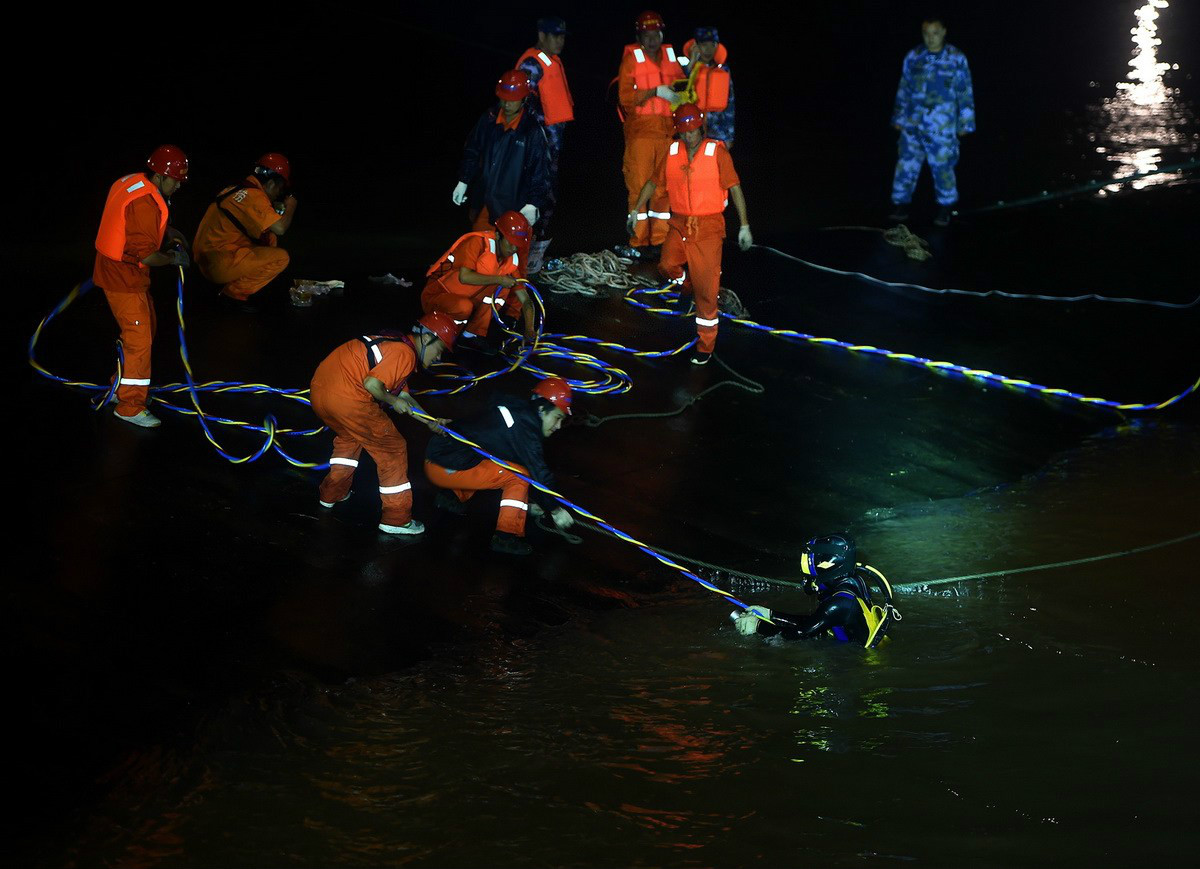 "东方之星"旅游客船翻沉事件