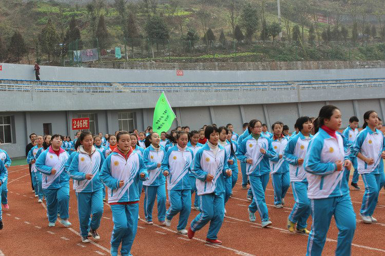  p>凤凰县第一中学地处凤凰古城中心登瀛街21号,与驰名中外的旅游胜地