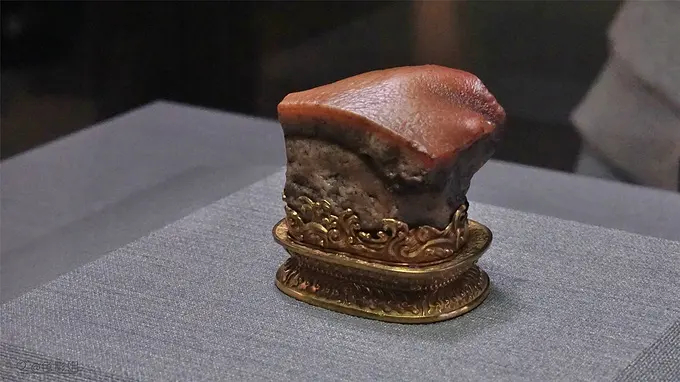  p>东坡肉形石是一块天然玛瑙石,出自内蒙古阿拉善左旗,在清朝康熙年