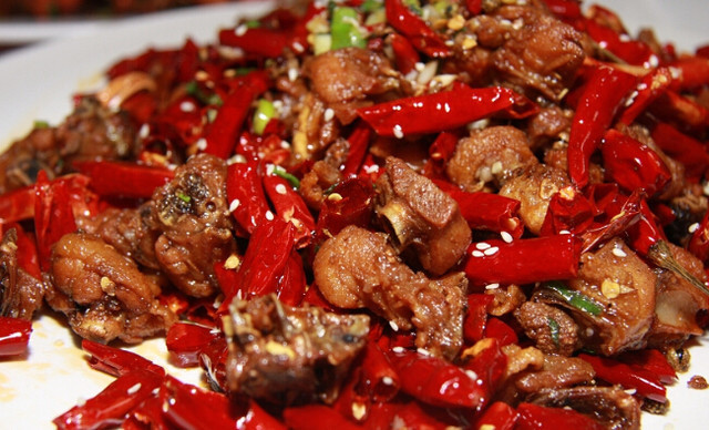  p>爆炒辣子鸡是一道以三黄鸡一只和干辣椒,花椒若干(干椒也可以)