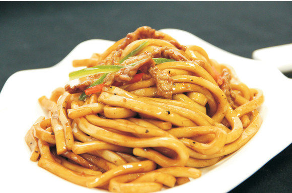  p>黑椒牛柳炒乌冬面是一道由嫩牛肉,乌冬面, a href="#" data-lemma