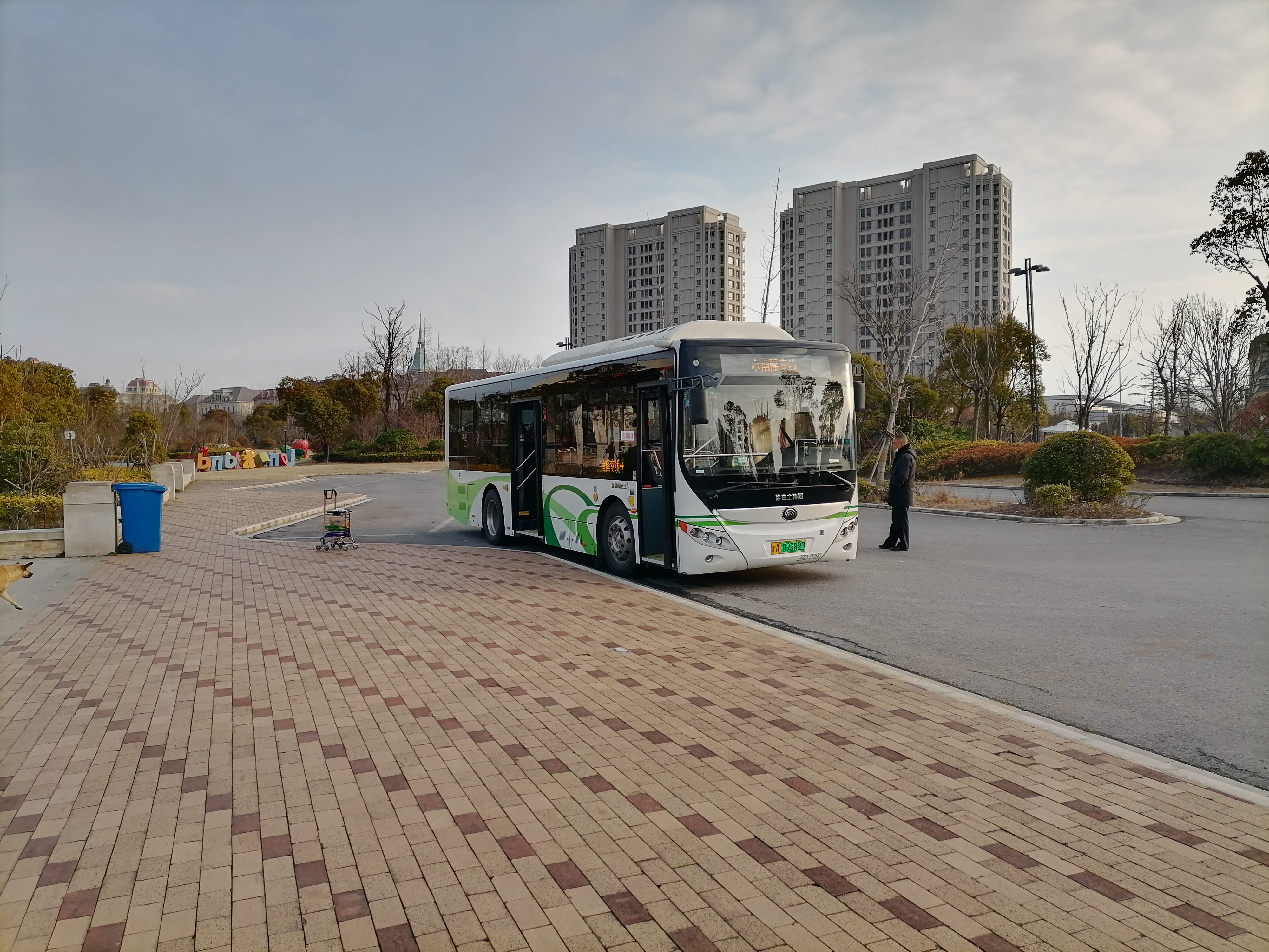  p data-id="gnx7s615zl">上海公交南隆专线是一条公交车路线,汽车