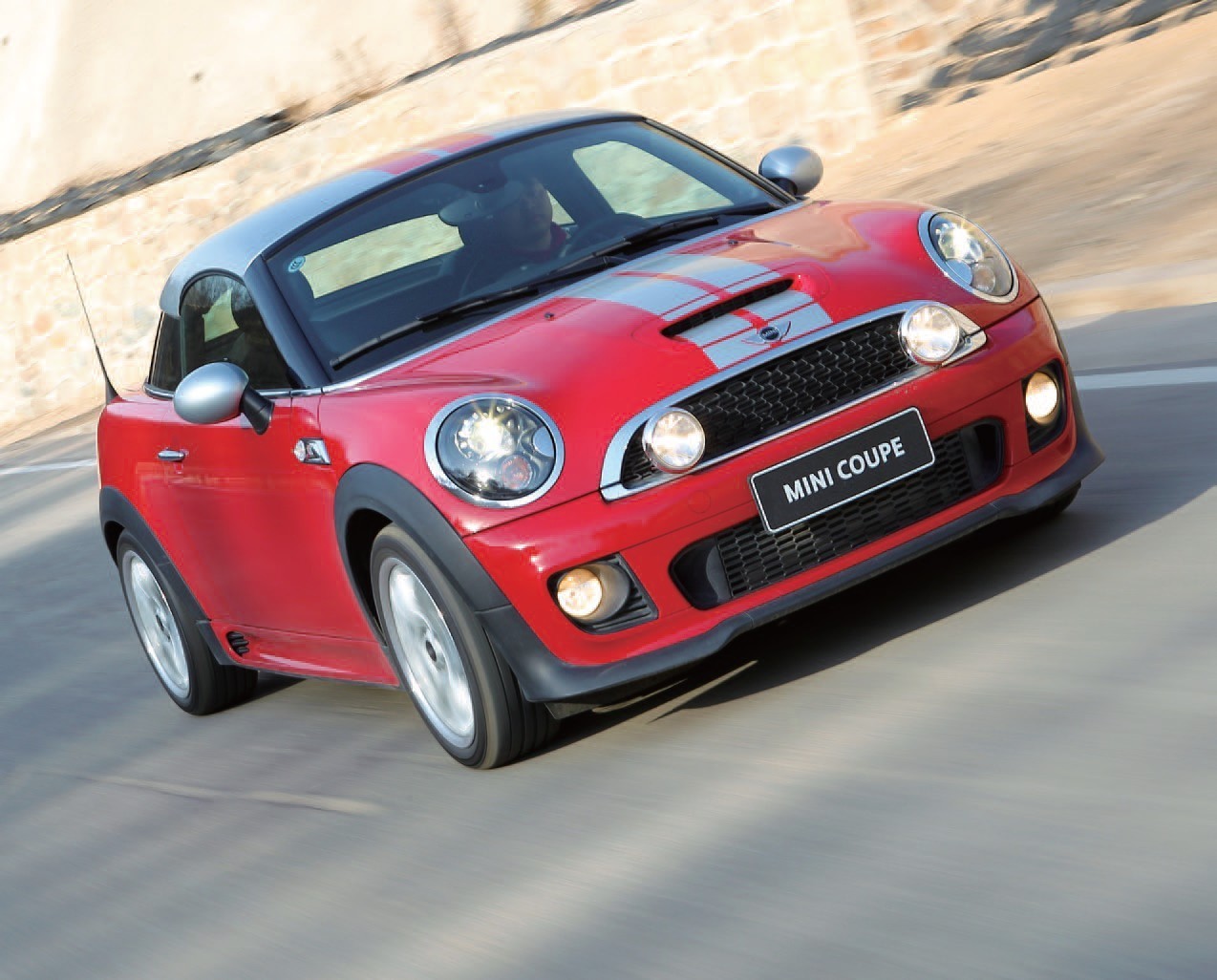 是从couper演变而来,couper的意思是,双座四轮轿式马车