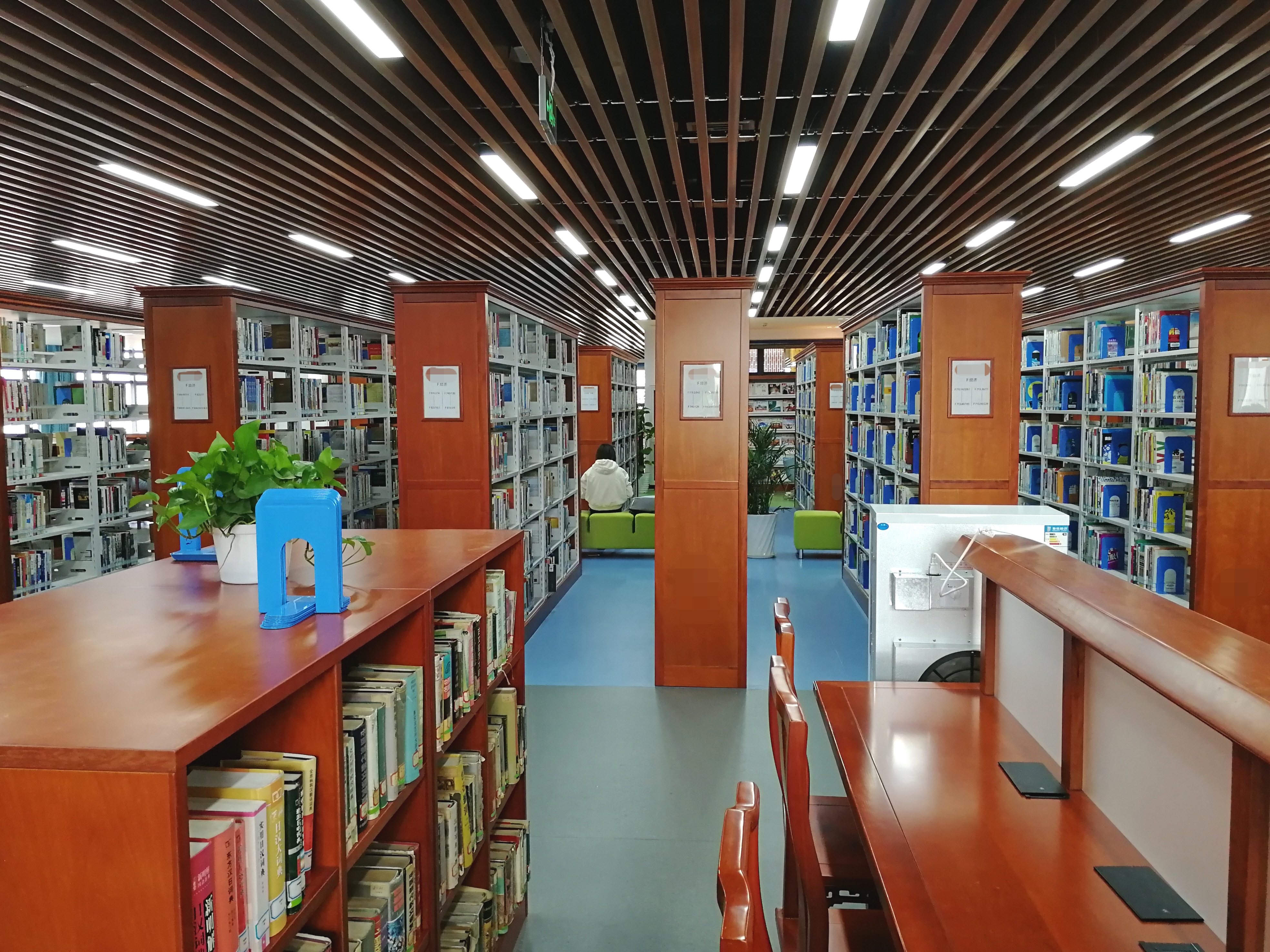  p>阅览室是图书馆的服务设施.