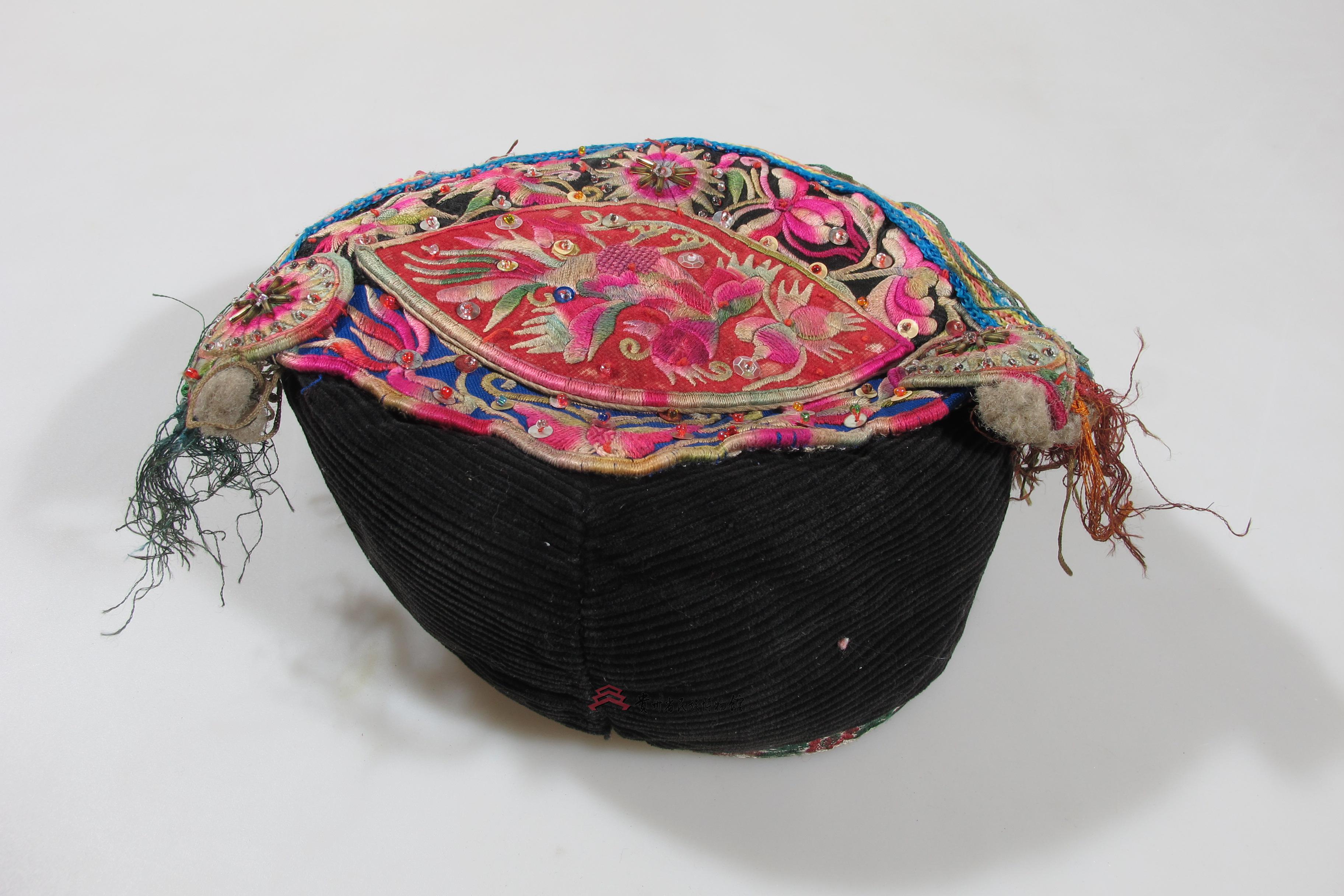 当代报京侗族平绣蝶花纹流苏童帽