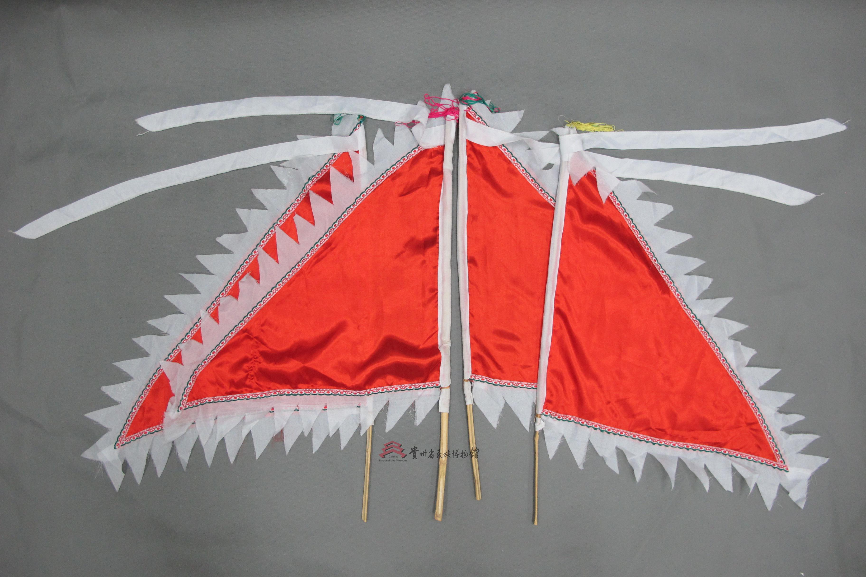 当代安顺地戏《三国演义》道具红布背旗