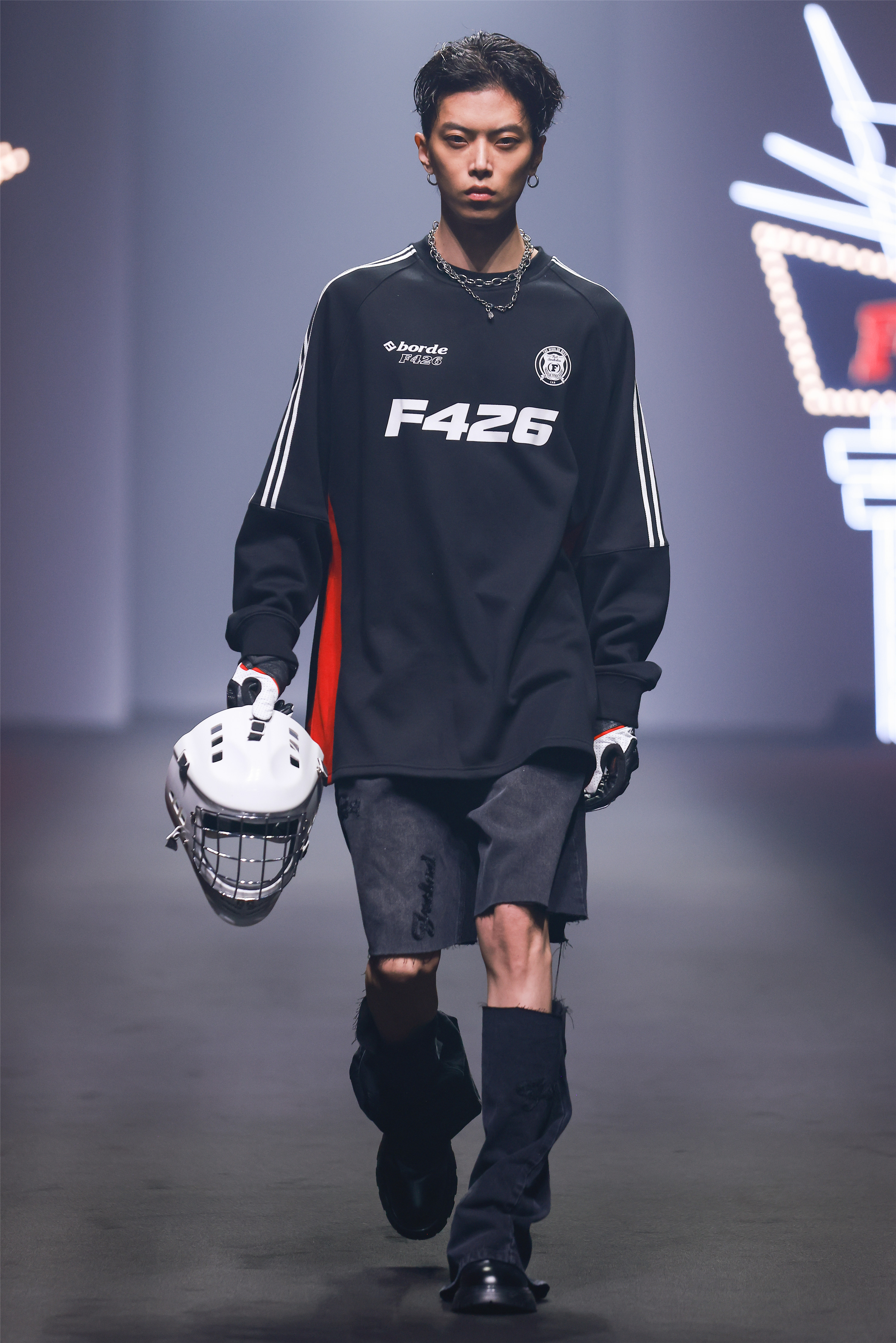 品牌主要产品包括男女服装潮流周边,是一个设计开发生产