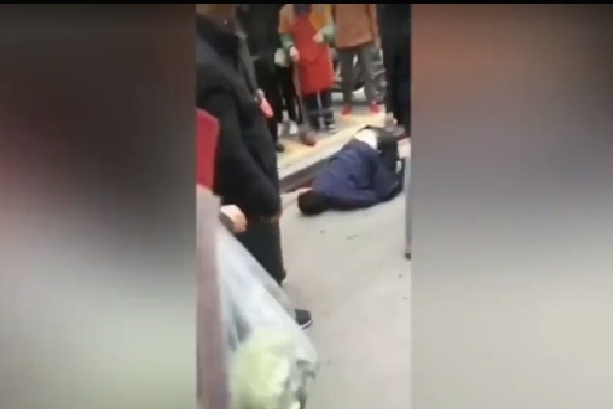 2020年10月31日云南罗平一男子持刀行凶