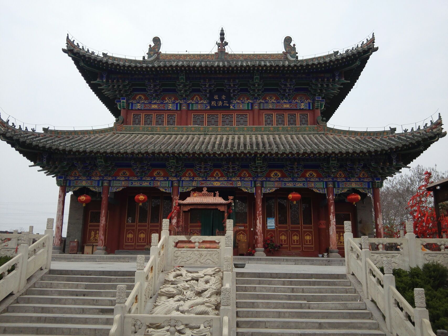  p>青龙宫坐落在河南省焦作市武陟县龙源镇万花村,占地50余亩,建房90