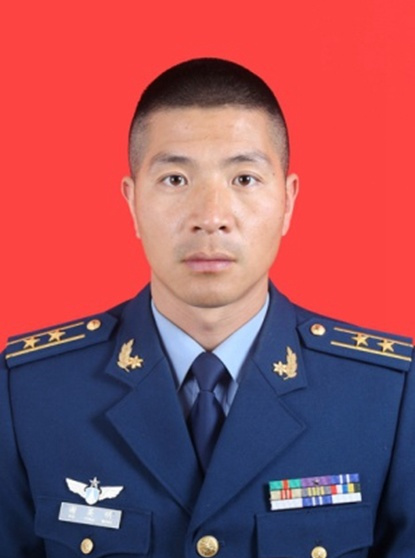 2003年9月入伍,中共党员,现任空军某部机械师,专业技术中校军衔