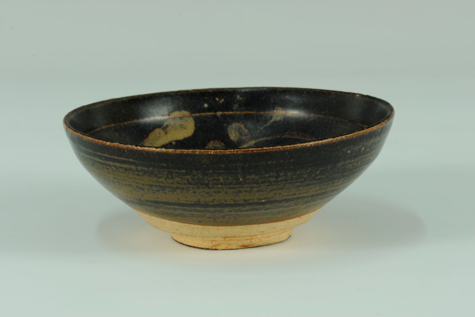 宋代吉州窑黑釉月映梅花纹瓷碗