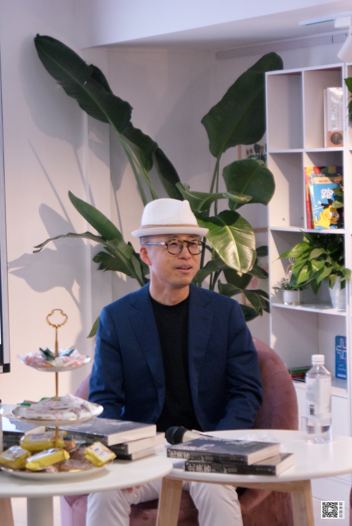  p>刘群,上海作家,代表作品有游记《北美客》长篇小说《三年记忆,四年