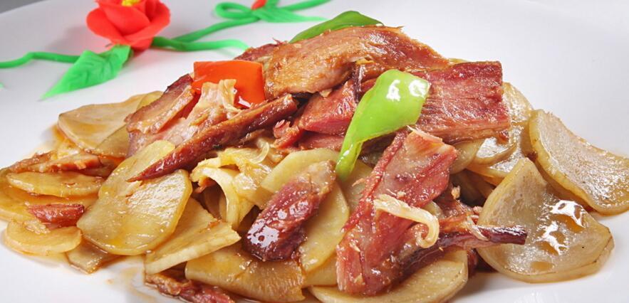  p>腊肉土豆片是恩施州特产,属土家菜系.