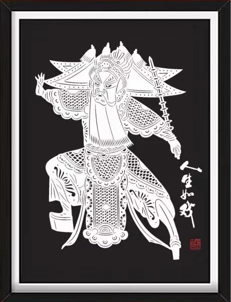 杜锦斌,男,世界非物质文化遗产传承人,独创的"彩色套色多层剪纸"技法